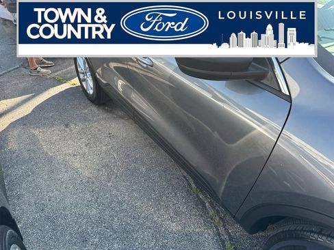 Used 2022 Ford Escape SE w/ Cold Weather Package FWD image 3