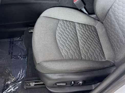 Used 2019 Chevrolet Equinox LT w/ Driver Convenience Package image 18