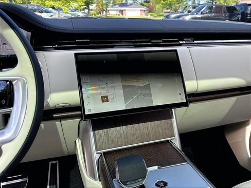 New 2026 Land Rover Range Rover Long Wheelbase SE AWD/4WD image 9
