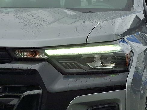 Used 2025 Chevrolet Colorado Z71 image 9