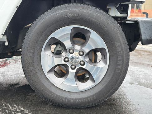 Used 2017 Jeep Wrangler Unlimited Sahara w/ Connectivity Group image 23