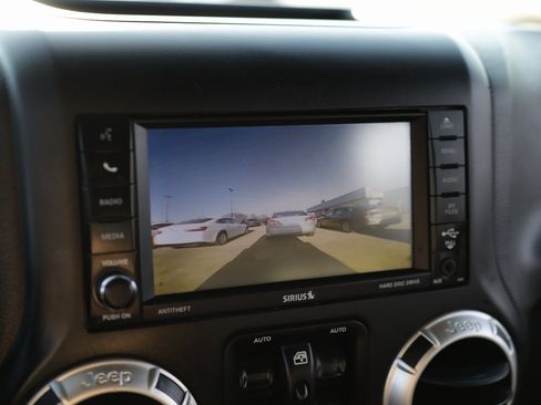 Used 2016 Jeep Wrangler Unlimited Rubicon w/ Connectivity Group image 15