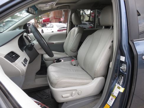 Used 2014 Toyota Sienna XLE image 10