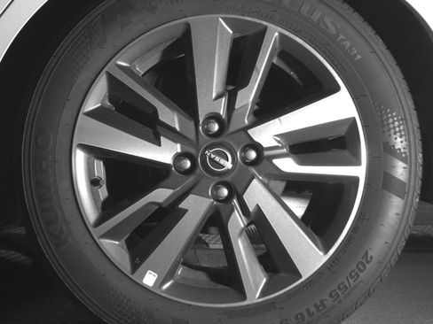 Used 2025 Nissan Versa SV image 14