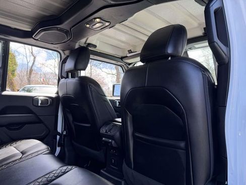 Used 2022 Jeep Wrangler Unlimited Sahara AWD/4WD image 16