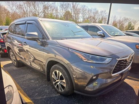 Used 2021 Toyota Highlander XLE AWD/4WD image 4