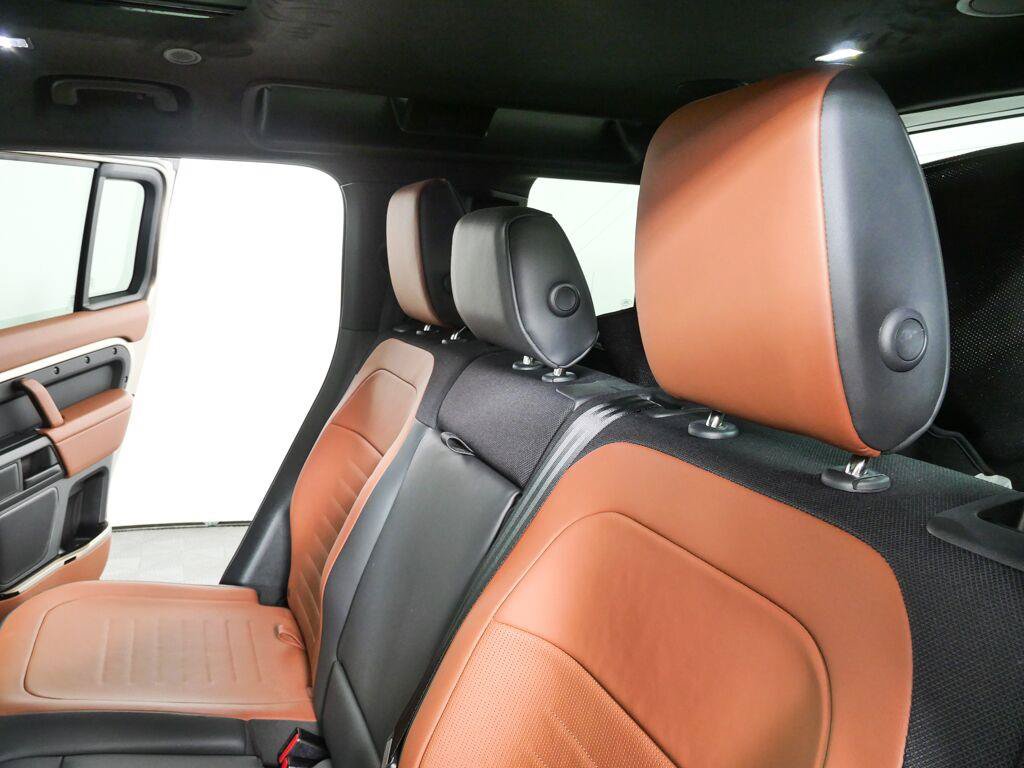 Used 2026 Land Rover Defender 110 OCTA AWD/4WD image 23