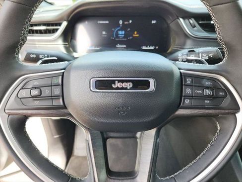 Certified 2025 Jeep Grand Cherokee Limited w/ Black Appearance Package image 31