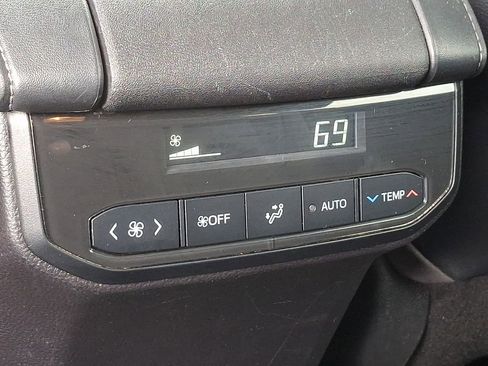 Used 2022 Toyota Highlander XLE image 12