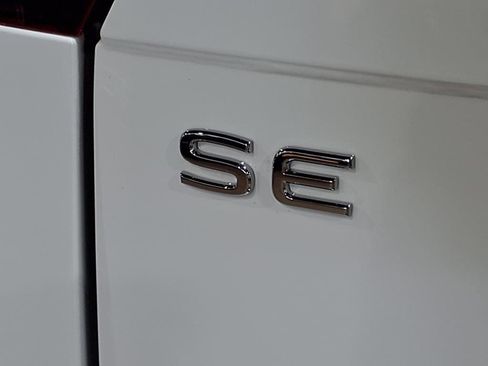 Used 2022 Volkswagen Tiguan SE image 9