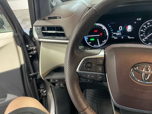 Used 2021 Toyota Sienna Platinum image 35