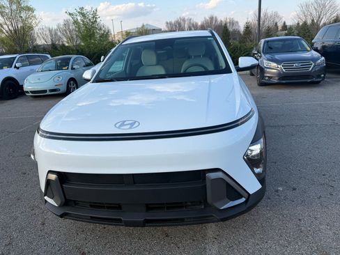 Used 2025 Hyundai Kona SEL image 2