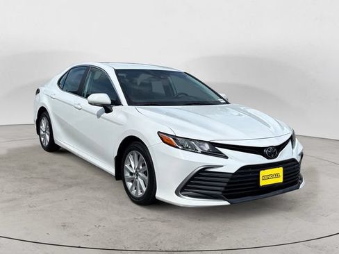 Used 2022 Toyota Camry LE FWD image 3