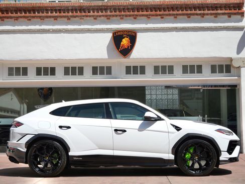 Used 2024 Lamborghini Urus Performante AWD/4WD image 2