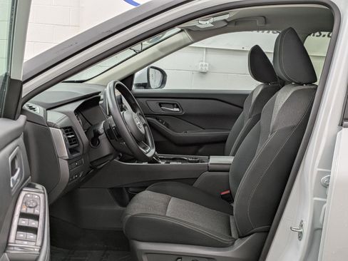 Used 2024 Nissan Rogue SV image 3