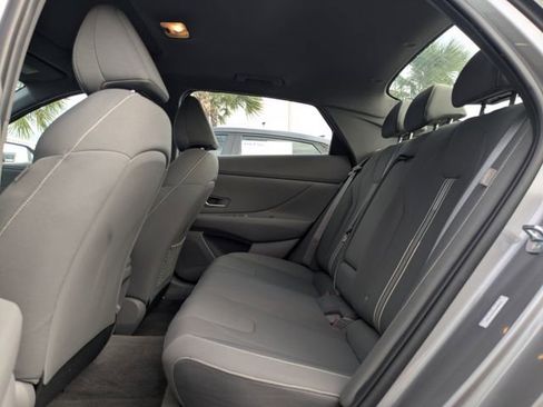 Used 2025 Hyundai Elantra SEL image 11