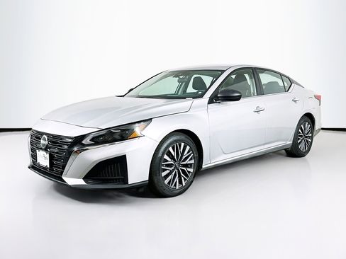 Used 2024 Nissan Altima 2.5 SV image 3