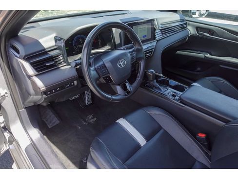 Used 2025 Toyota Camry SE FWD image 9