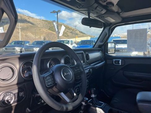 Used 2023 Jeep Gladiator Sport image 11
