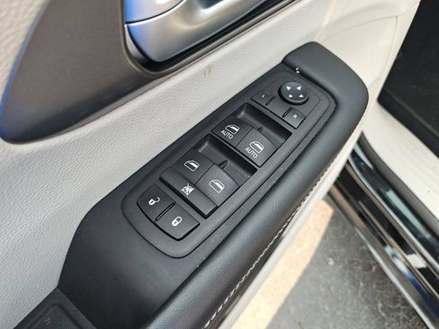 Used 2024 Chrysler Pacifica Touring-L FWD image 11
