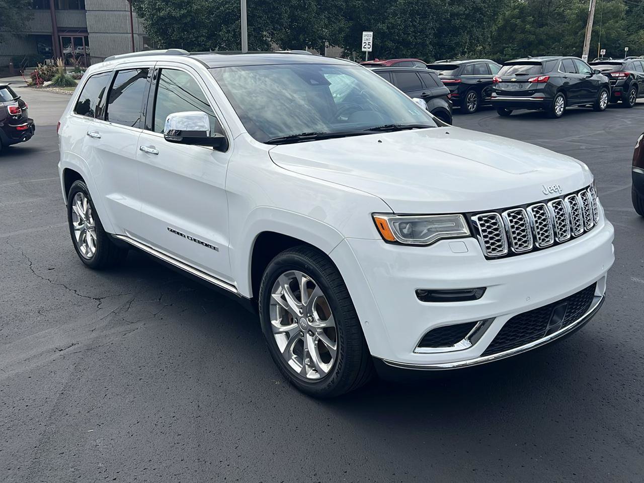 Used 2020 Jeep Grand Cherokee Summit AWD/4WD image 3
