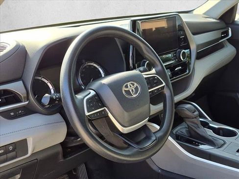 Used 2023 Toyota Highlander L FWD image 9