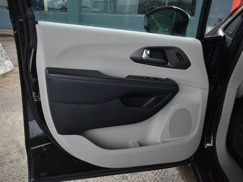 Used 2024 Chrysler Pacifica Touring-L FWD image 11