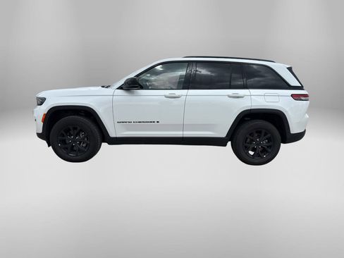 Used 2025 Jeep Grand Cherokee Altitude AWD/4WD image 2