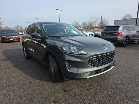 Used 2020 Ford Escape SE image 3