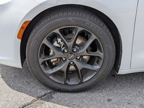 Used 2025 Chrysler Pacifica Limited FWD image 10