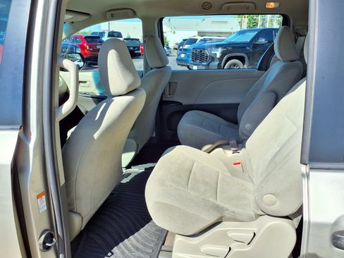 Used 2017 Toyota Sienna L image 22