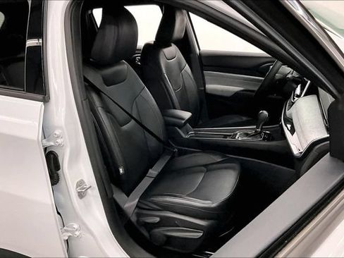 Used 2023 Jeep Compass Latitude w/ Sun and Sound Group AWD/4WD image 8