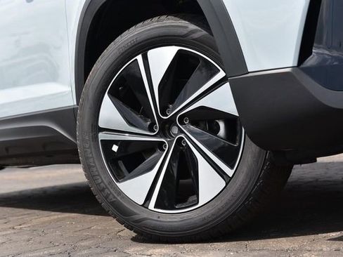 New 2026 Volkswagen Taos SE image 3