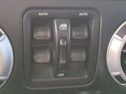 Used 2012 Jeep Wrangler Unlimited Rubicon w/ Connectivity Group AWD/4WD image 21