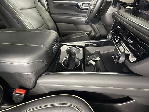 Used 2025 Chevrolet Suburban Premier image 38