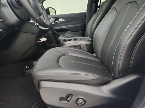New 2027 Chrysler Pacifica LX FWD image 19