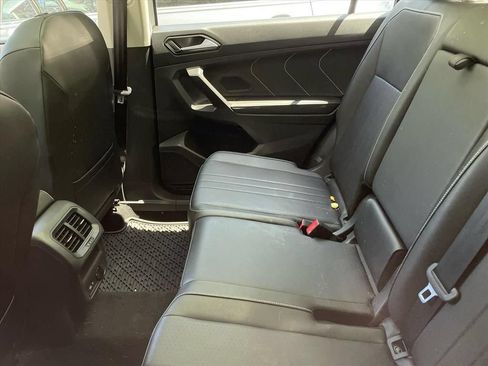 Used 2023 Volkswagen Tiguan SE w/ Panoramic Sunroof Package FWD image 3