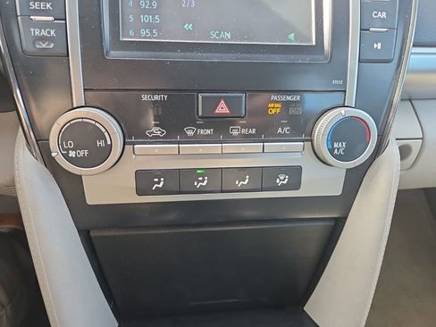Used 2012 Toyota Camry L image 9