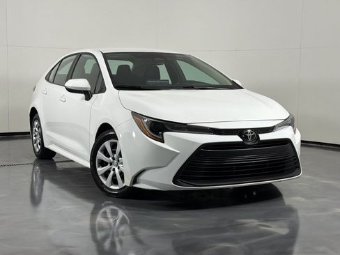 Used 2024 Toyota Corolla LE FWD image 2
