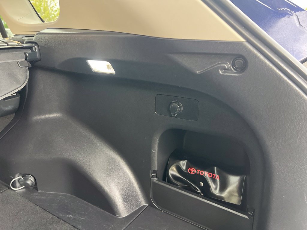 Used 2021 Toyota RAV4 XLE w/ Convenience Package FWD image 30