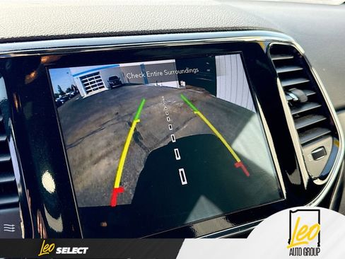 Used 2022 Jeep Grand Cherokee Laredo X image 14