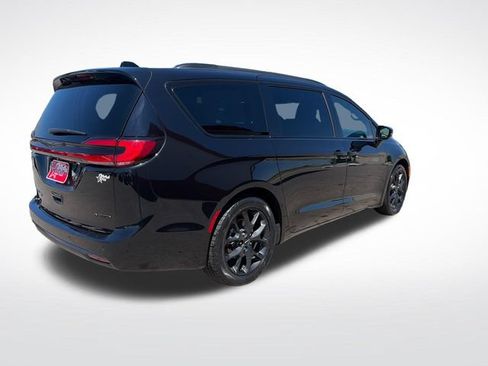 Used 2025 Chrysler Pacifica Limited FWD image 9