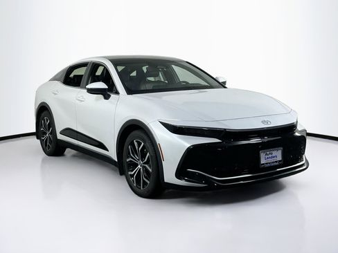 Used 2023 Toyota Crown Limited image 3