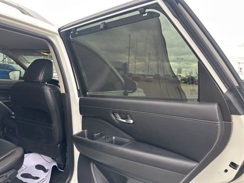 Used 2023 Nissan Pathfinder SL image 16