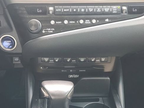 Used 2020 Lexus ES 300h Ultra Luxury w/ Accessory Package 2 FWD image 16