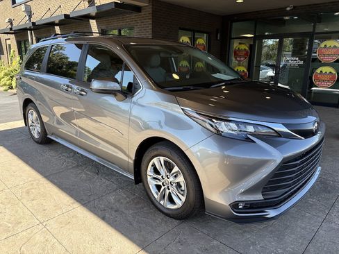 Used 2026 Toyota Sienna XLE AWD/4WD image 4