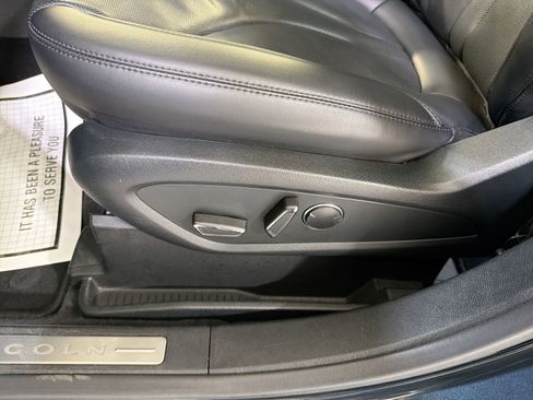 Used 2022 Lincoln Nautilus Reserve image 11