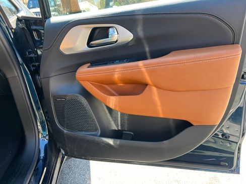 Used 2025 Chrysler Pacifica Pinnacle image 17