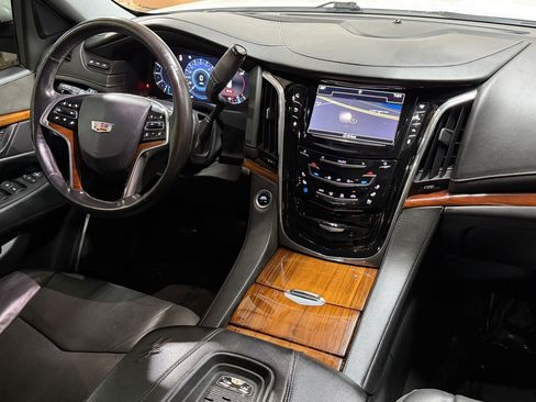 Used 2016 Cadillac Escalade Luxury RWD image 4