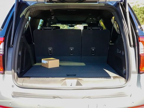New 2026 GMC Yukon XL Denali w/ Denali Reserve Package AWD/4WD image 9